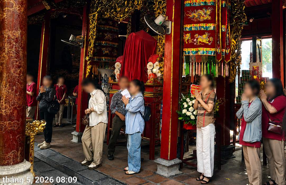 Phụ huynh cùng con em dâng hương cầu may tại đền Nghè trước thềm kì thi vào 10. Ảnh: Bảo tàng Hải Phòng