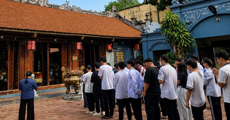 Học sinh Hải Phòng đến đền Nghệ cầu may trước kỳ thi vào lớp 10
