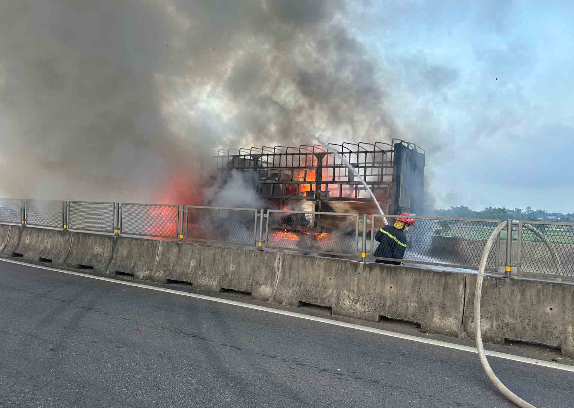 Incendio de camión en la autopista Ha Tinh. Foto: Hoang Anh
