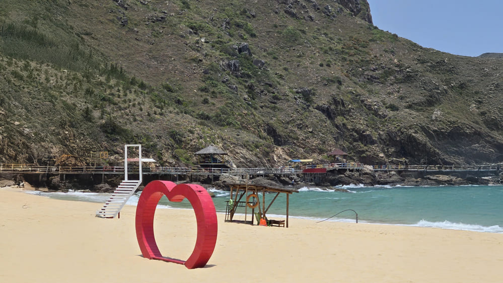 Some risks that parents need to pay attention to not letting children swim in the sun for too long. Photo: Tuan Dat