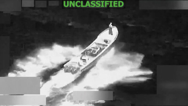 Imagen de un ataque a un barco sospechoso de narcotráfico estadounidense. Foto: Comando del Sudeste Asiático