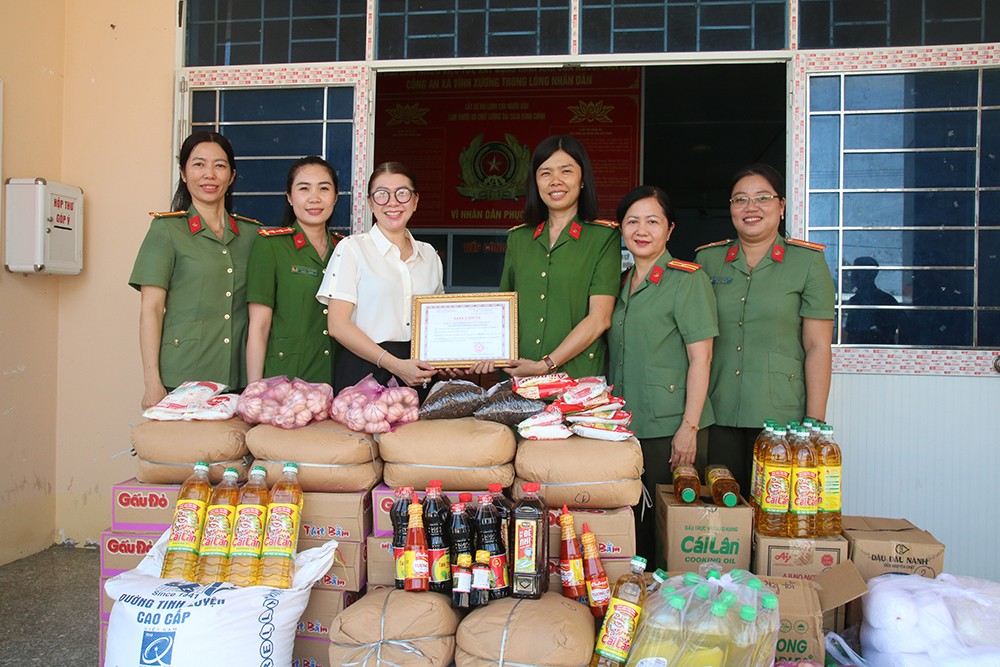 Ban Công đoàn Công an tỉnh An Giang trao quà trị giá gần 40 triệu đồng cho chiến sỹ tuyến đầu và học sinh khó khăn. Ảnh: CĐCAND