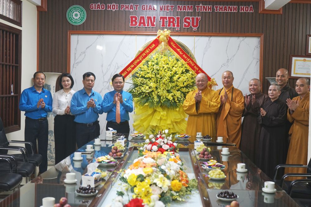 Chủ tịch Tổng LĐLĐ Việt Nam Nguyễn Anh Tuấn cùng đoàn công tác đến thăm, chúc mừng Đại lễ Phật đản tại chùa Đại Bi (phường Hạc Thành, tỉnh Thanh Hóa). Ảnh: Quách Du