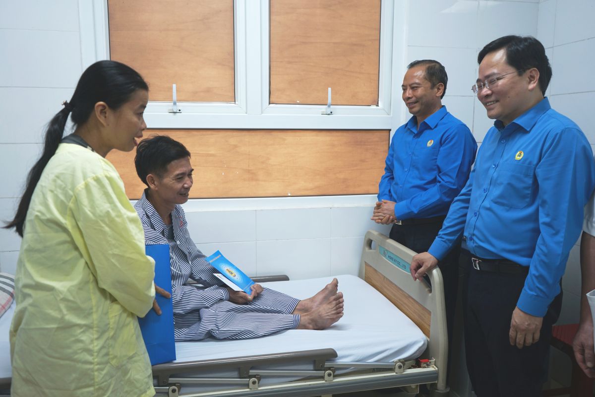 Chủ tịch Tổng LĐLĐ Việt Nam Nguyễn Anh Tuấn cùng đoàn công tác đến thăm, động viên và trao quà cho đoàn viên Trịnh Văn Thao, mắc bệnh hiểm nghèo đang điều trị tại Bệnh viện Ung bướu Thanh Hóa. Ảnh: Quách Du