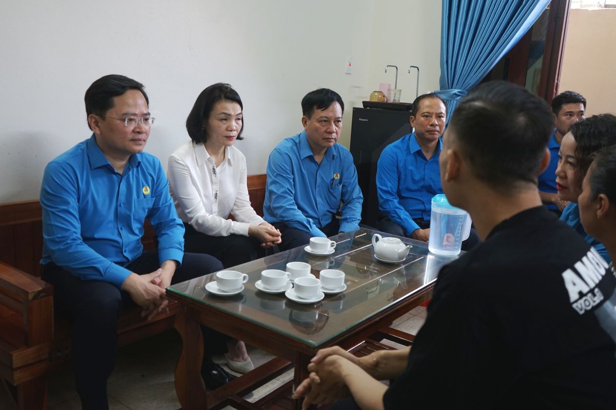 Chủ tịch Tổng LĐLĐ Việt Nam Nguyễn Anh Tuấn cùng đoàn công tác đến thăm hỏi, động viên và trao quà đến đoàn viên Nguyễn Xuân Anh (công nhân Công ty Cổ phần Môi trường và Công trình đô thị Thanh Hóa). Ảnh: Quách Du