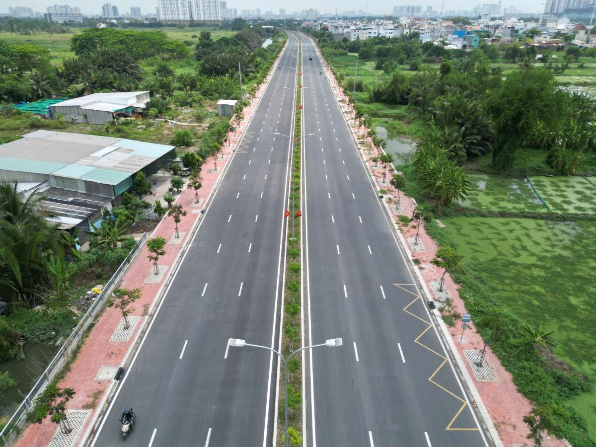 Dự kiến, toàn tuyến được thông xe trước ngày 30.6 (trừ hạng mục gia cường cầu hiện hữu) và hoàn thành toàn bộ trong năm 2026. Ảnh: Minh Tâm