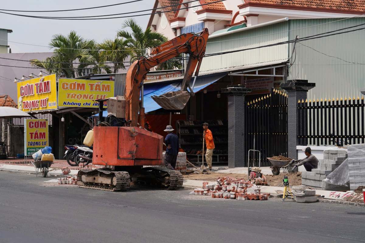 Tại công trường, công nhân đang tất bật thi công. Ảnh: Minh Tâm