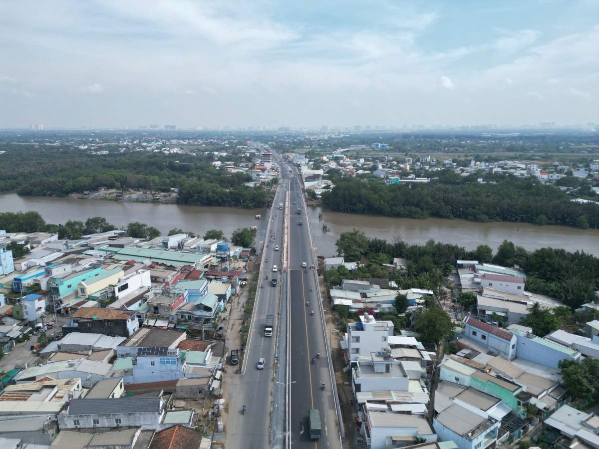 Cầu Ông Thìn vượt sông Cần Giuộc, tiếp giáp với tỉnh Tây Ninh nhìn từ trên cao. Ảnh: Minh Tâm