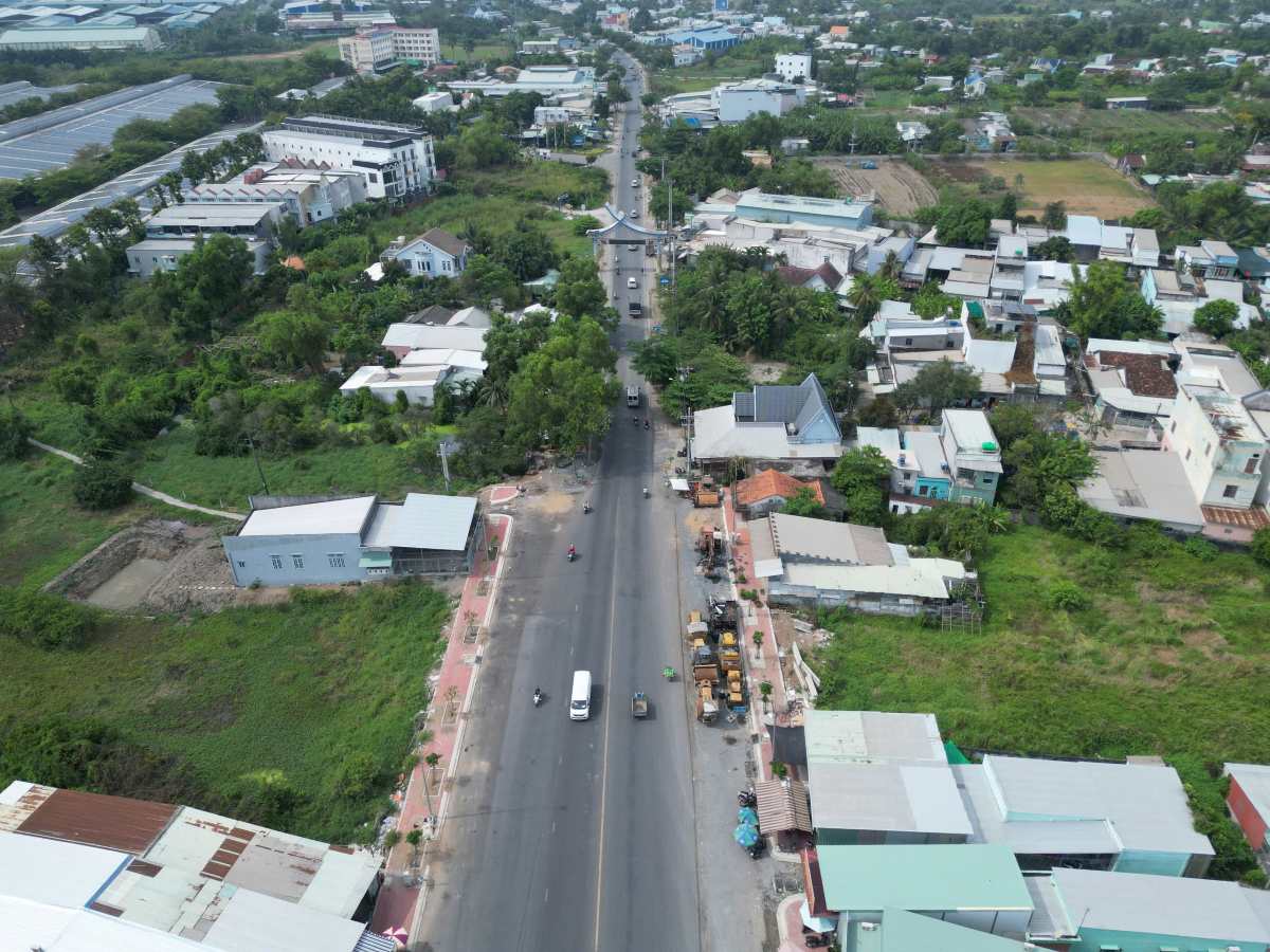 Toàn tuyến hiện còn khoảng 250m chưa thi công tạo thành nút thắt ở cả hai đầu quốc lộ. Ảnh: Minh Tâm