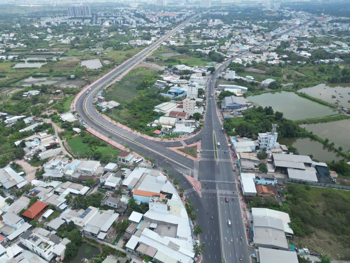 Tuyến đường quốc lộ 50 nối TPHCM với Tây Ninh được mở rộng 6 làn xe. Ảnh: Minh Tâm