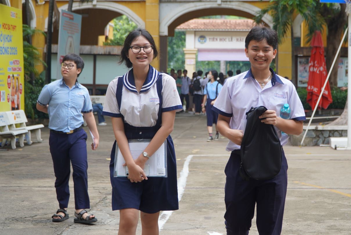 Thí sinh dự thi tuyển sinh vào lớp 10 tại điểm thi Trường THPT Trưng Vương (phường Sài Gòn, TPHCM). Ảnh: Chân Phúc