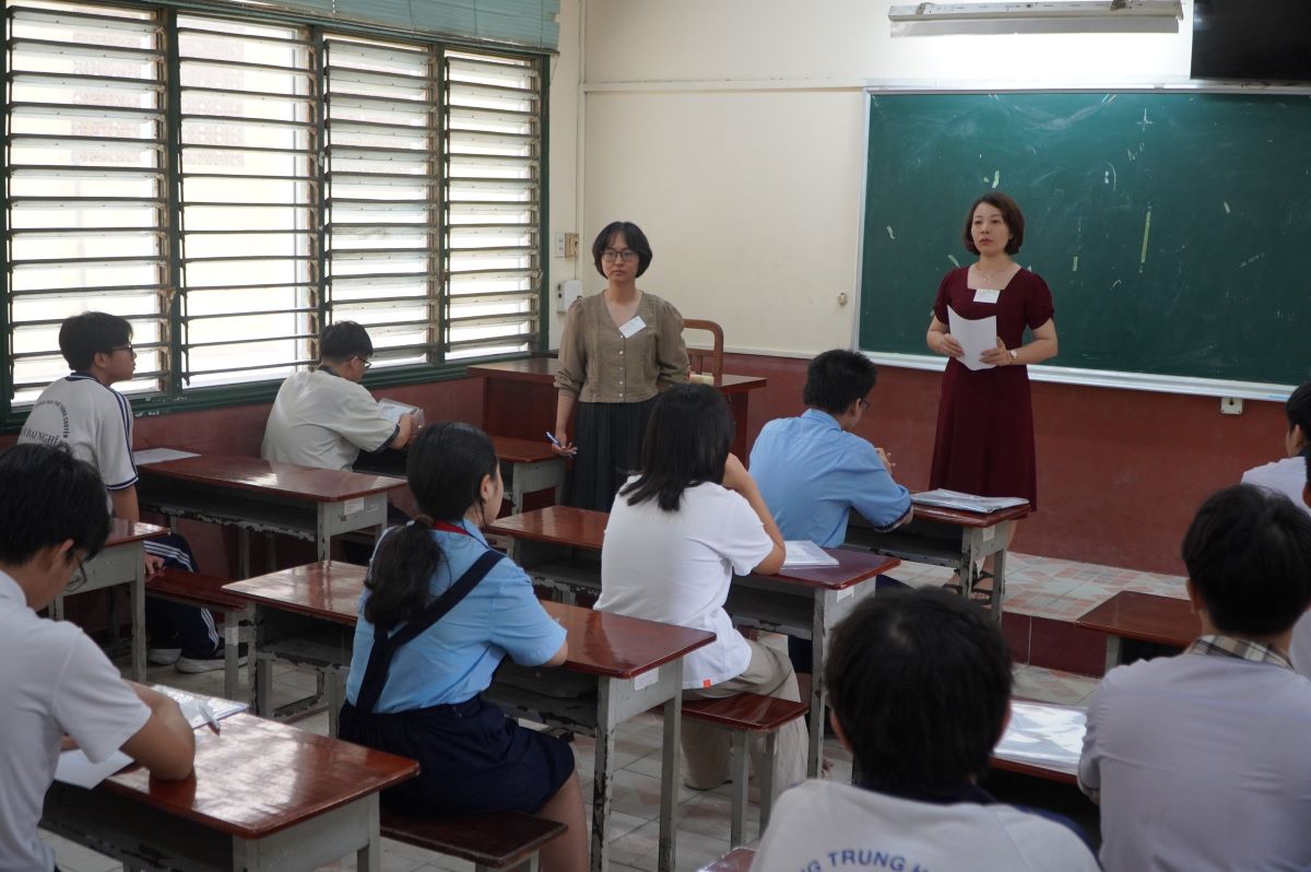 Thí sinh nghe phổ biến quy chế thi. Ảnh: Chân Phúc