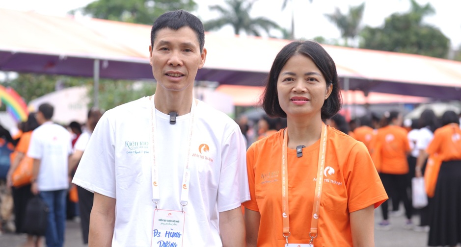Anh Hùng và chị Ngọc tại một chương trình offline của Minh Trí Thành