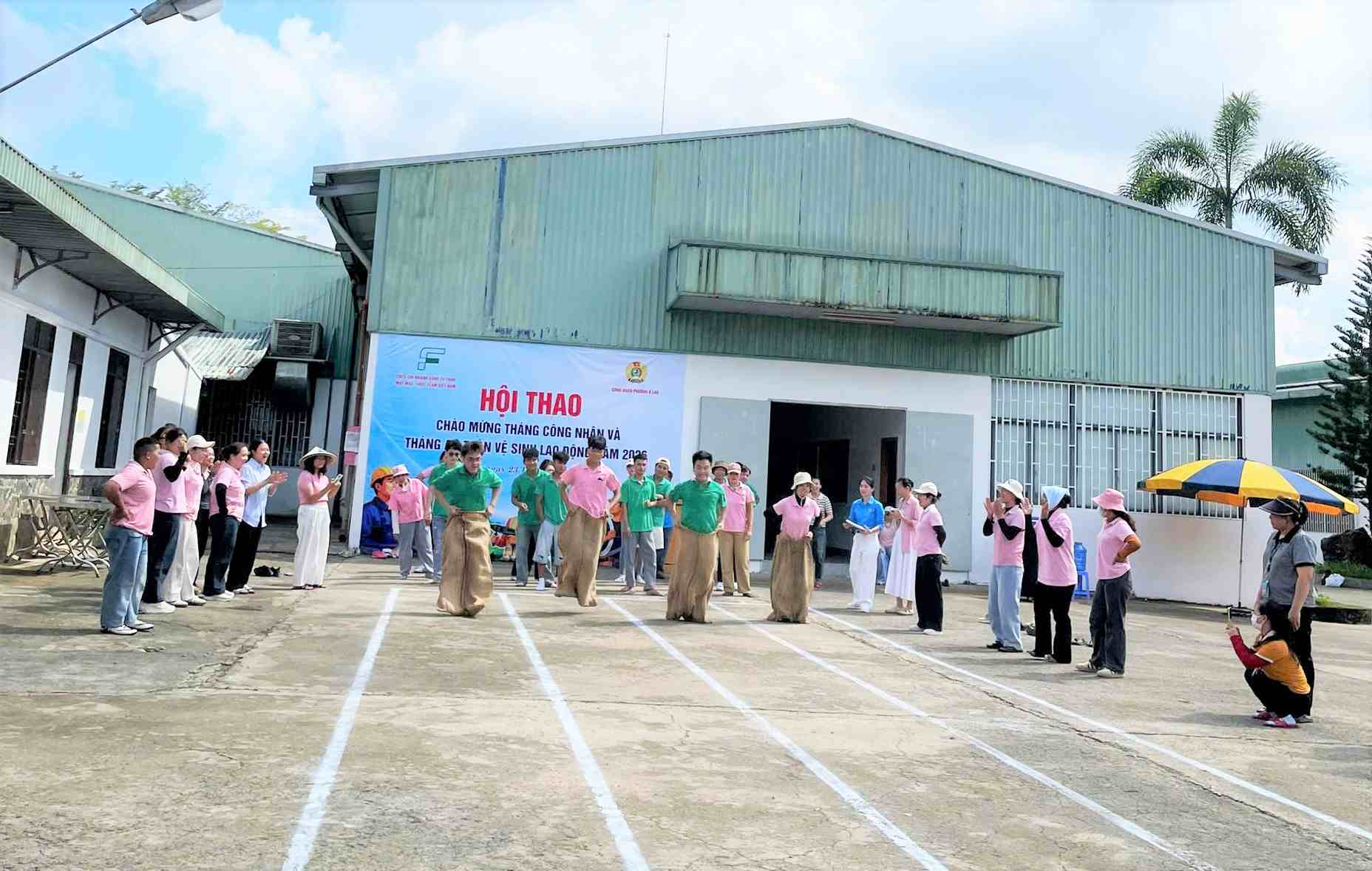 Công nhân, lao động tại Khu công nghiệp Lộc Sơn tham gia tranh tài tại hội thao công nhân, lao động. Ảnh: Hải Đường 