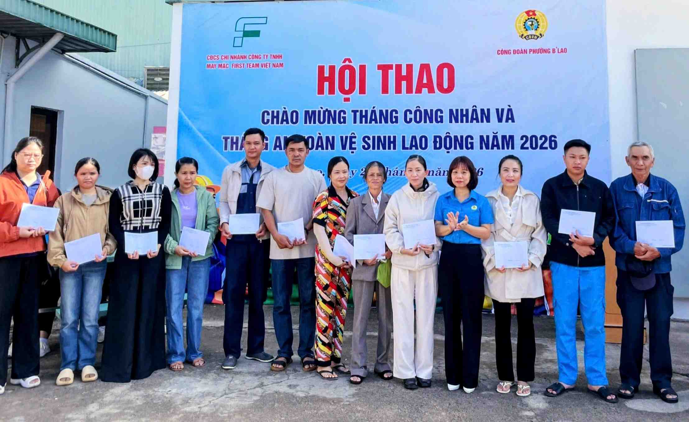 The Trade Union of B'Lao Ward (Lam Dong) presents gifts to workers in difficult circumstances. Photo: Hai Duong
