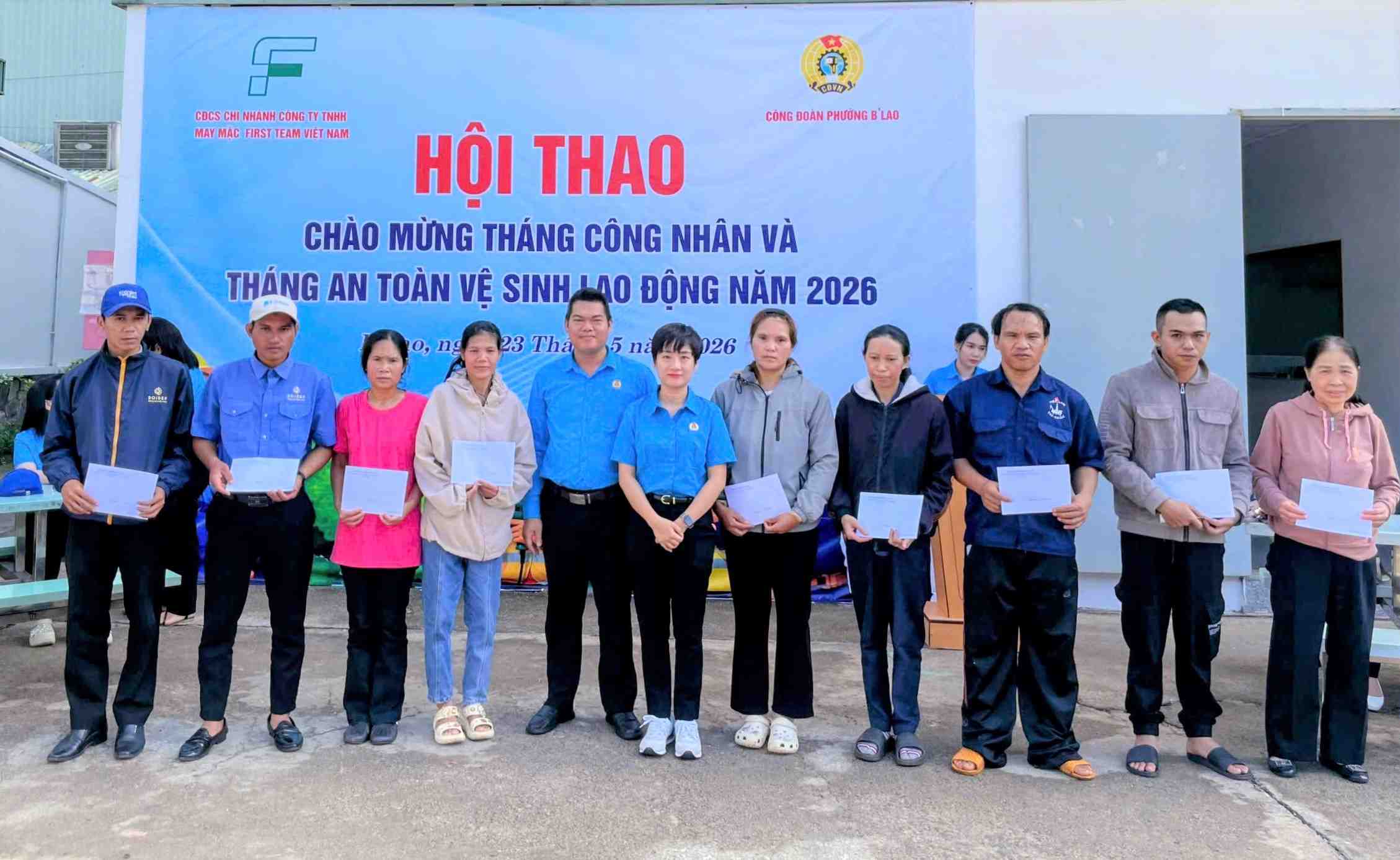 Công đoàn cơ sở Chi nhánh Công ty TNHH May mặc First Team Việt Nam trao tặng quà cho người lao động khó khăn. Ảnh: Hải Đường 