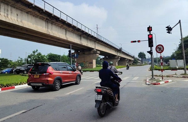 Biển báo cấm quay đầu phải được thể hiện cụ thể. Ảnh: Xuyên Đông