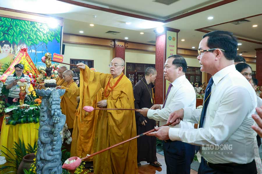 Các đại biểu hiện nghi thức lễ tắm Phật truyền thống. Ảnh: Hải Nguyễn