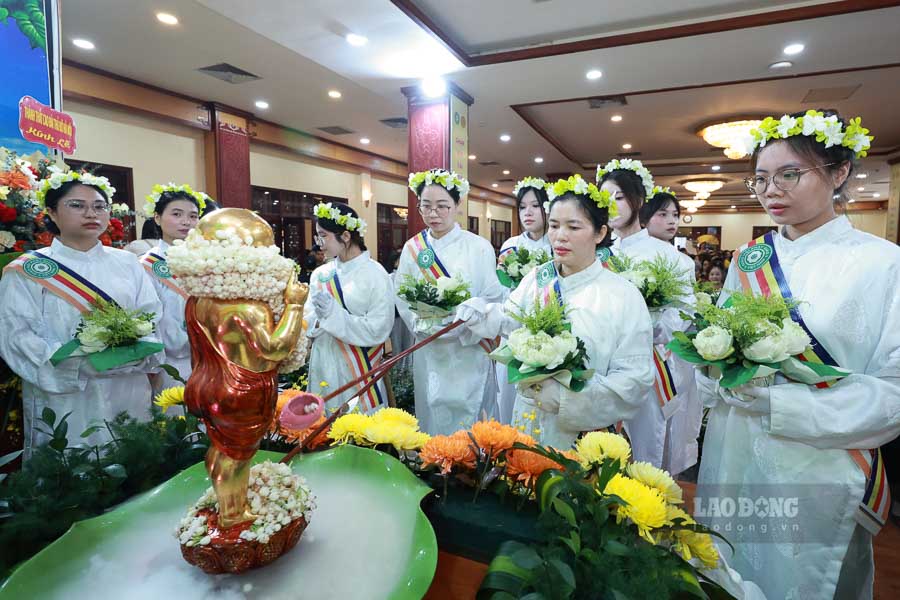 Los budistas realizan el ritual tradicional de baño de Buda en el Gran Festival de Vesak del calendario budista 2570 en la pagoda Quan Su, Hanoi. Foto: Hai Nguyen
