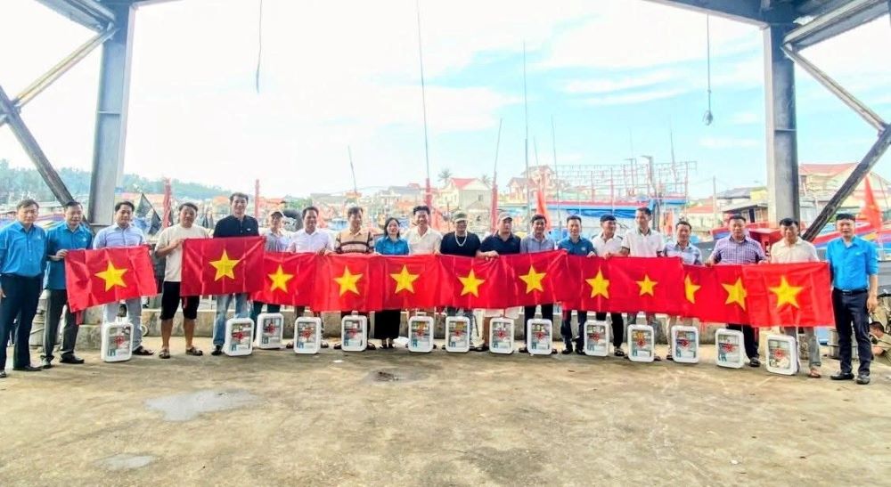 Hoang Mai Ward Trade Union coordinates to present 100 national flags and 30 medicine cabinets to fishermen. Photo: Nghe An Trade Union