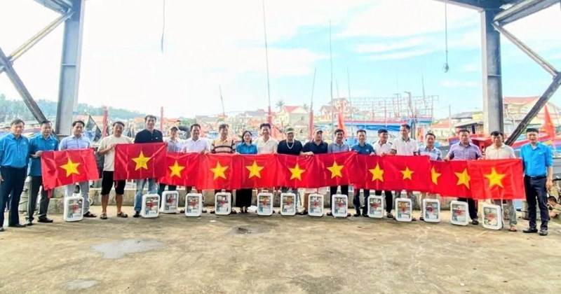 Hoàng Mai: Trao 100 cờ Tổ quốc, tủ thuốc cho ngư dân bám biển