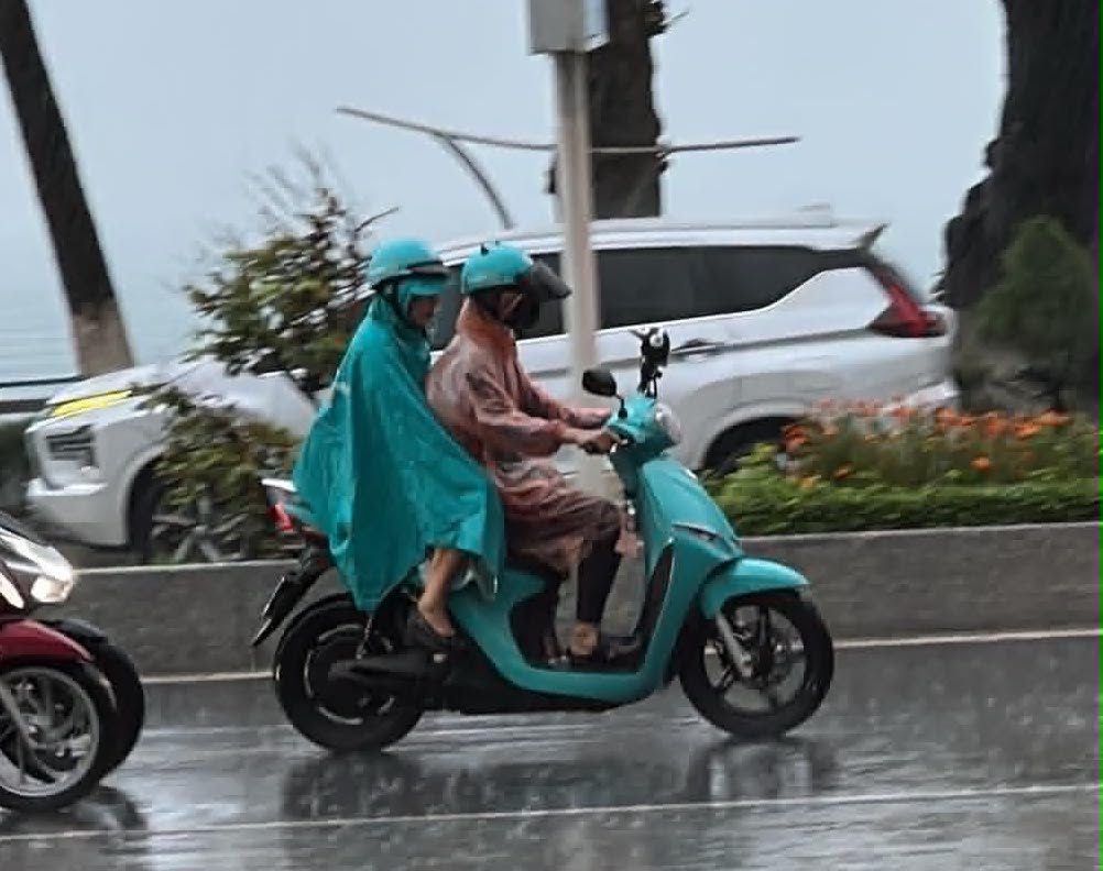 Many areas in Nha Trang experienced prolonged heavy rain. Photo: Huu Long
