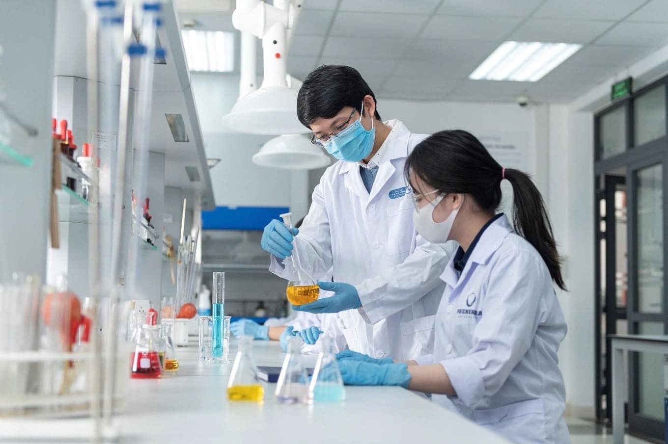Sinh viên khoa Khoa học và Kỹ thuật Vật liệu trong giờ thực hành. Ảnh: Đại học Phenikaa