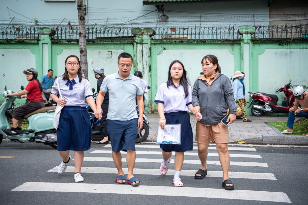 Candidates and parents nervously complete procedures before the 10th grade entrance exam. Photo: Thai Bao