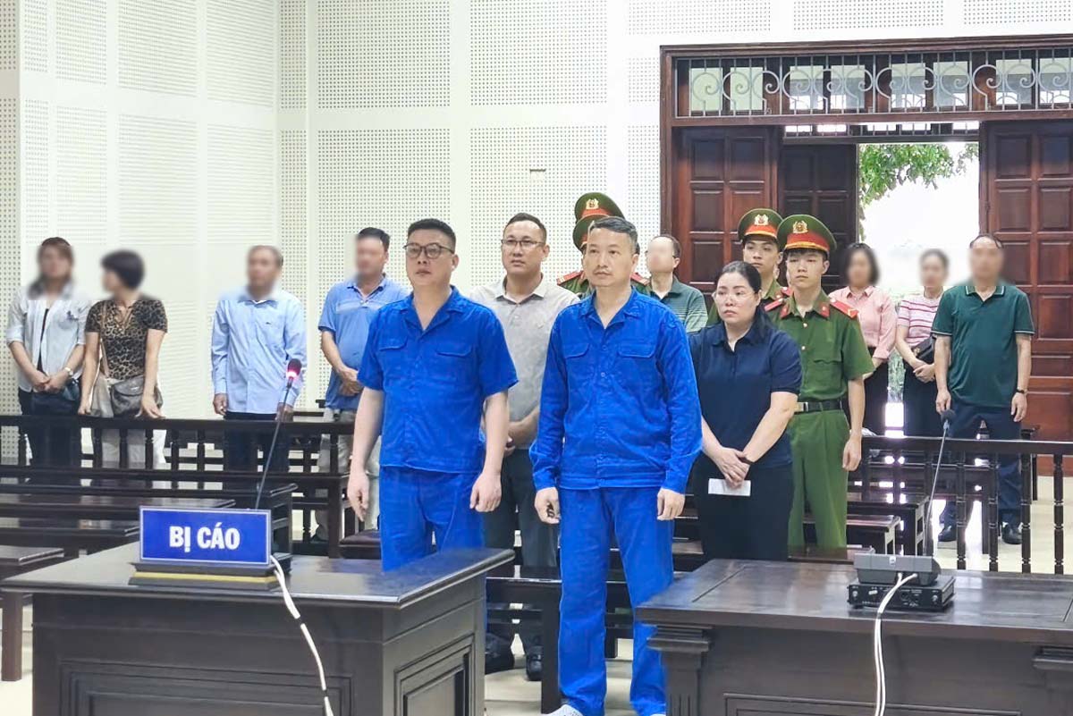 Phiên tòa xét xử sơ thẩm vụ án “Đưa hối lộ”, “Nhận hối lộ” và “Mua bán trái phép hóa đơn”. Ảnh: Công an Quảng Ninh