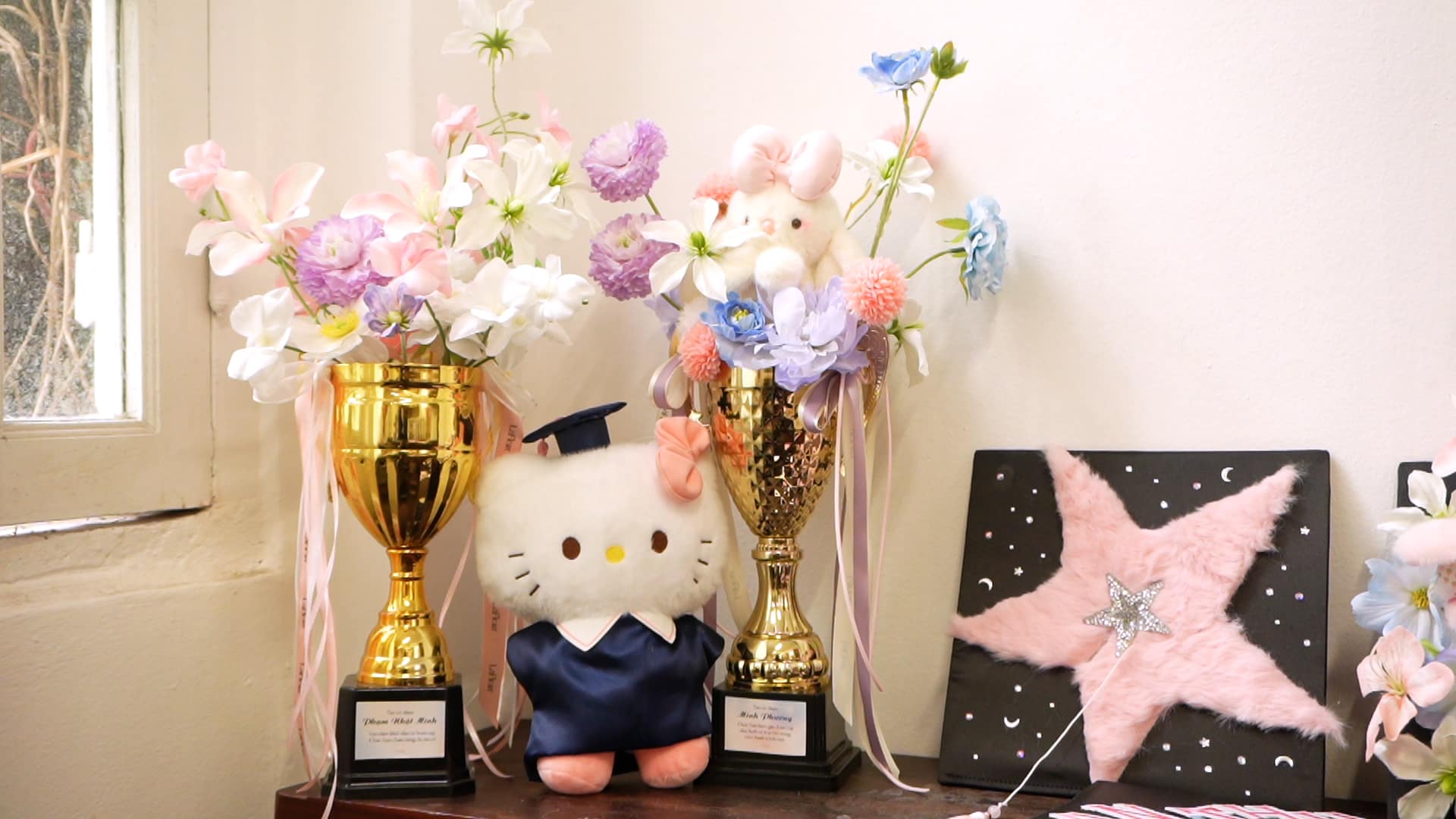 Individualized graduation flower cups are chosen by many students in this year's graduation season. Photo: Huyen Anh