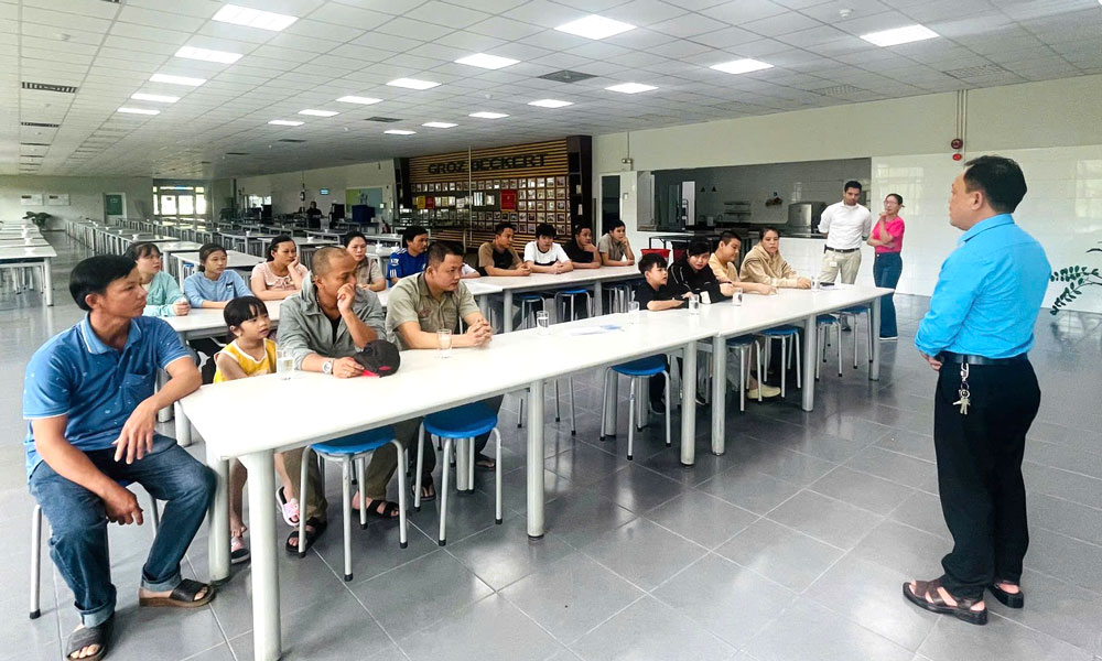 Công đoàn xã Đại Lộc tổ chức chương trình thăm hỏi và trao quà đầy ý nghĩa cho các cháu thiếu nhi có hoàn cảnh đặc biệt trên địa bàn. Ảnh: Công đoàn Đại Lộc