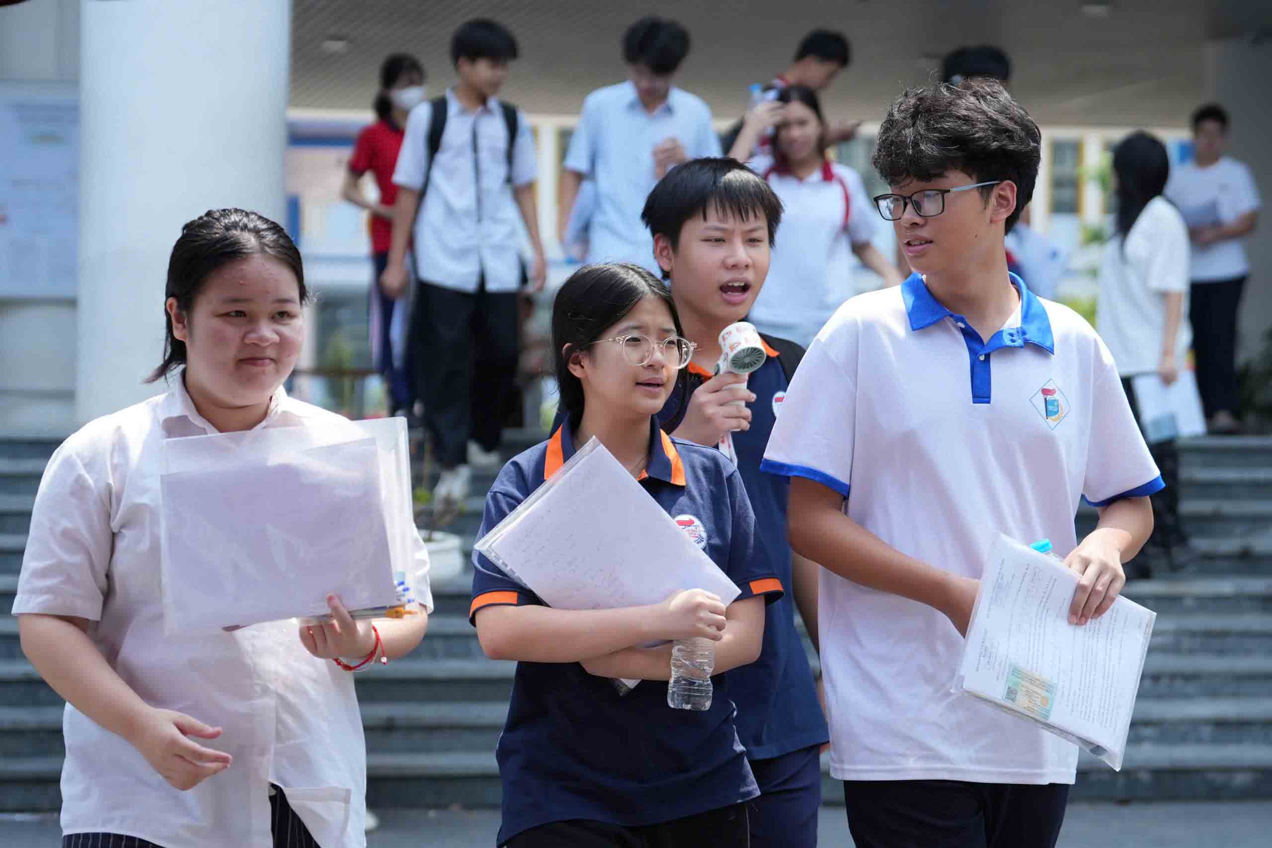 Thí sinh tham dự kỳ thi lớp 10 THPT tại điểm thi Trường THCS Nguyễn Như Uyên. Ảnh: Sóng Hữu