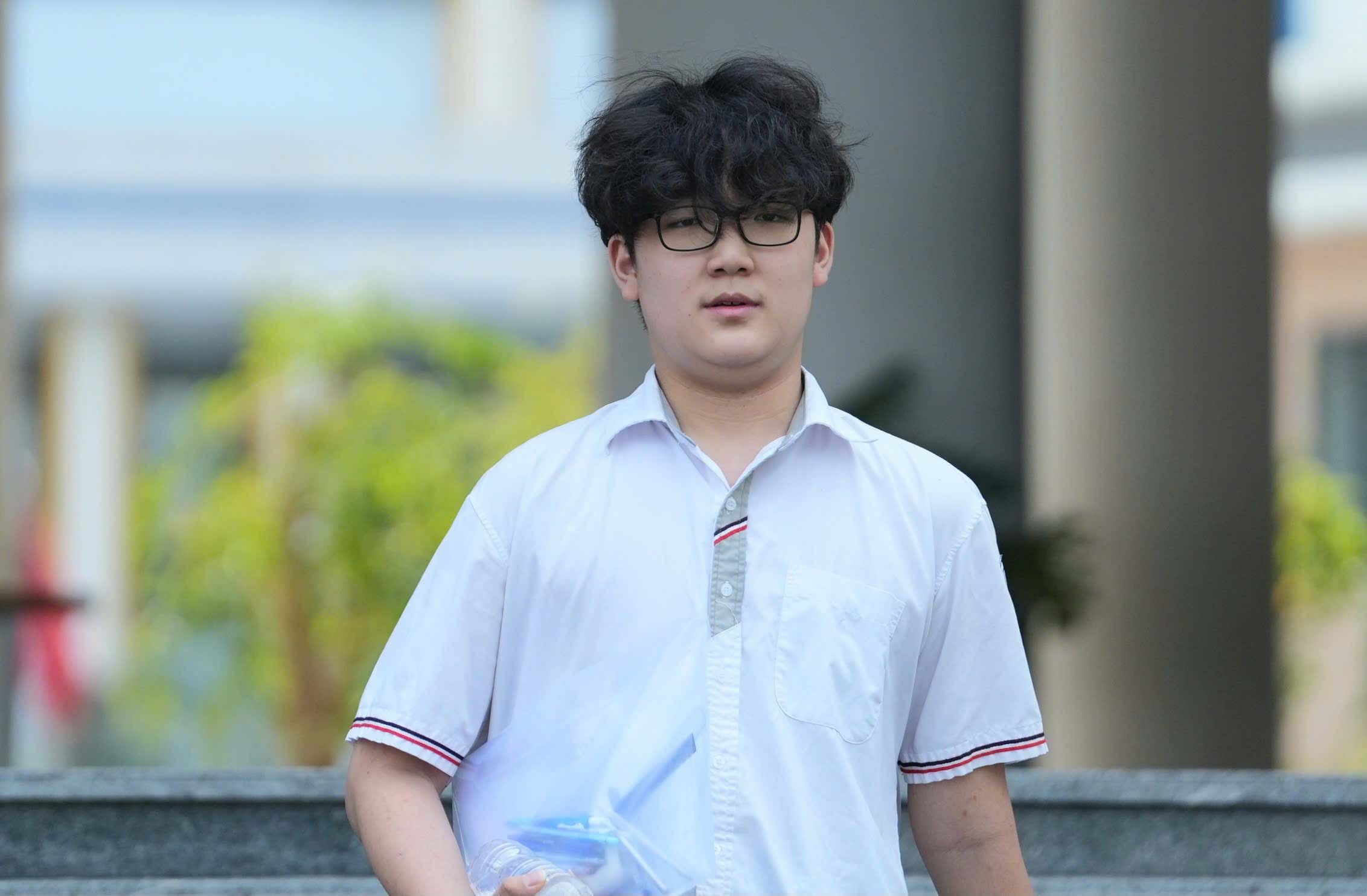 Song Chan Ho Hoai Nam leaves the exam site of Nguyen Nhu Uyen Secondary School (Yen Hoa ward, Hanoi), morning of May 31. Photo: Song Huu