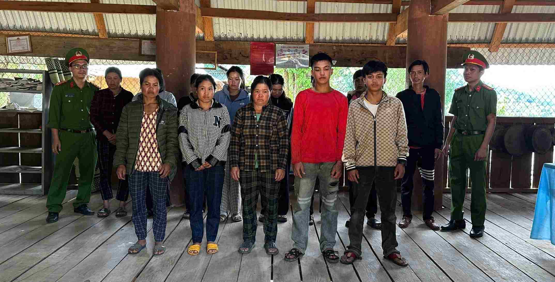 Các đối tượng trộm sâm Ngọc Linh bị Công an xã Măng Ri khởi tố. Ảnh: Thành Sự