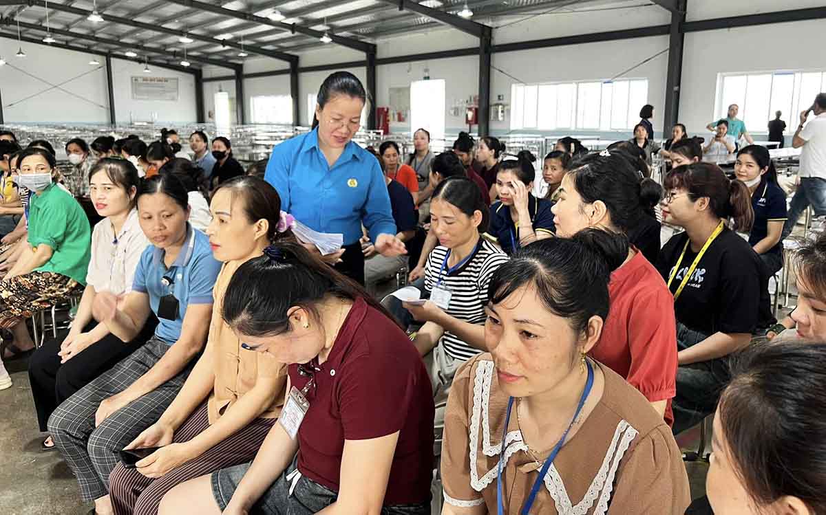 Workers and employees are propagated about laws on drug prevention and control. Photo: Tuyen Quang Labor Federation
