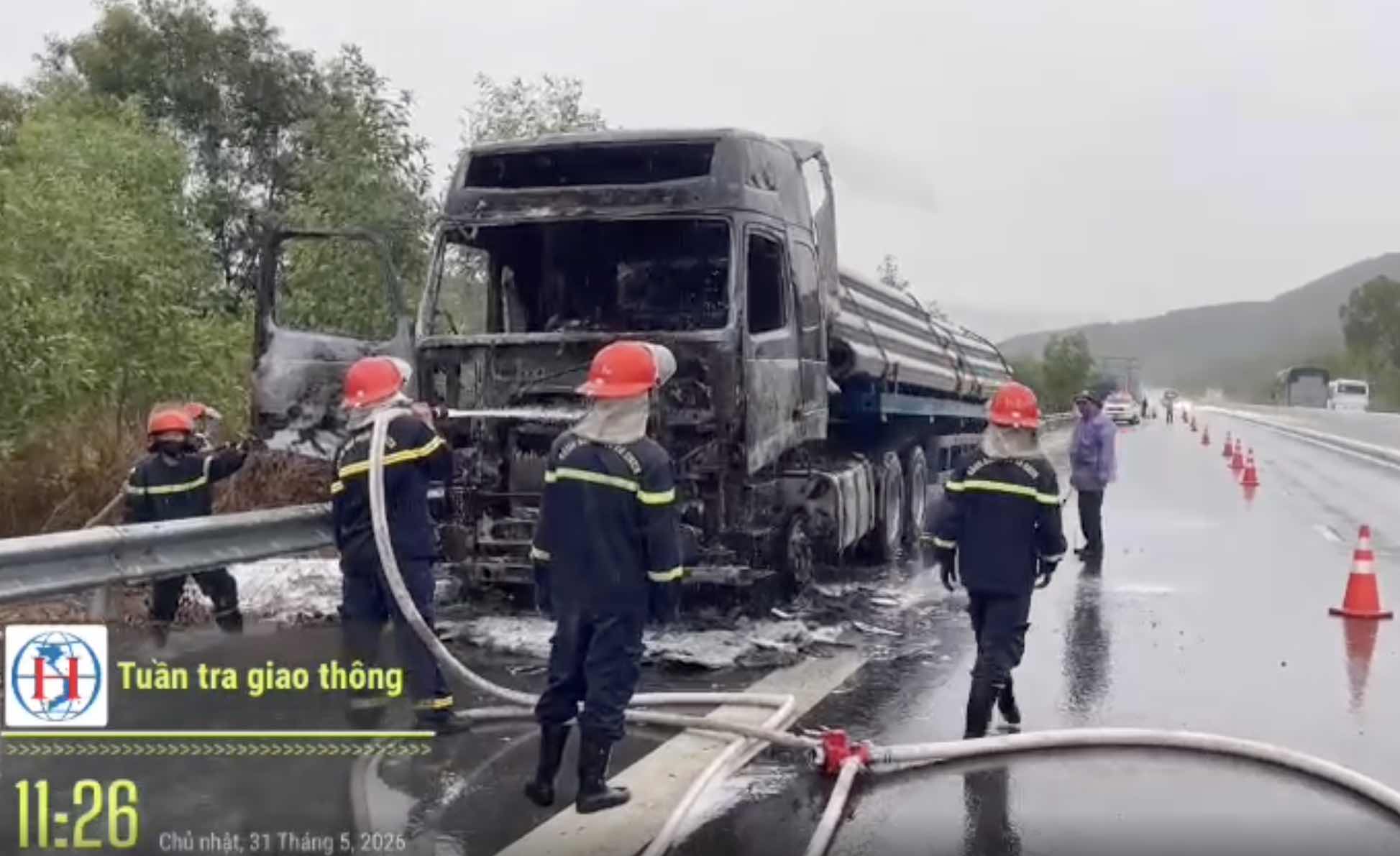 Lực lượng chức năng huy động xe chuyên dụng đến dập lửa. Ảnh: Hữu Long
