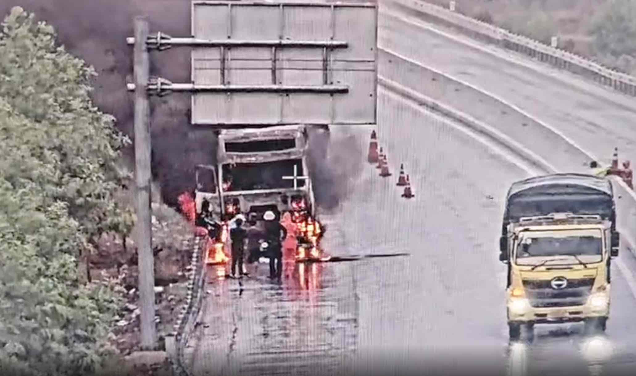 Camión tráiler incendiado en la autopista Nha Trang - Cam Lam esta mañana. Foto: Huu Long