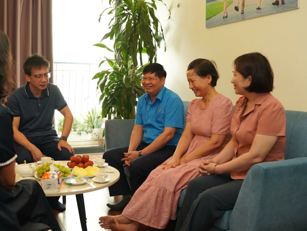 Phó Chủ tịch Tổng Liên đoàn Lao động Việt Nam Phan Văn Anh (thứ 2 từ trái qua) và Chủ tịch Công đoàn Giáo dục Việt Nam Nguyễn Ngọc Ân (bên trái ảnh) tặng quà cô giáo Hồ Thị Thanh Tâm. Ảnh: Quỳnh Chi