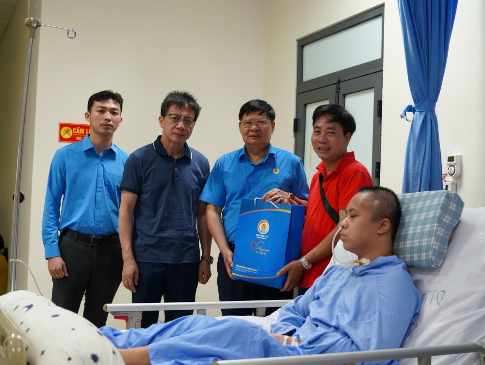 El vicepresidente de la Confederación General del Trabajo de Vietnam, Phan Văn Anh (segundo desde la derecha) y el presidente del Sindicato de Educación de Vietnam, Nguyễn Ngọc Ân (segundo desde la izquierda), entregan regalos a la familia del miembro del sindicato Nguyễn Văn Quân. Foto: Quỳnh Chi
