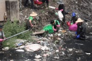 Hanoi youth brave the sun to clean up polluted canals