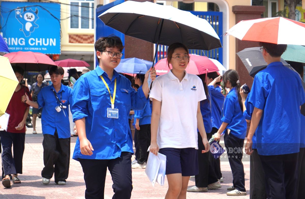 Candidates confidently enter the first day of the 10th grade high school entrance exam in Hai Phong. Photo: Mai Dung