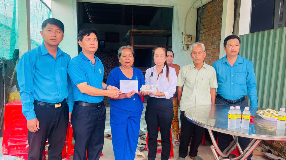 The working delegation of the Can Tho City Labor Federation and the Executive Committee of the Trade Union of Mediprotek Vina Co., Ltd. visited and presented financial support to the family of union member Son Thi Hoang Nguyen. Photo: Anh Khoa