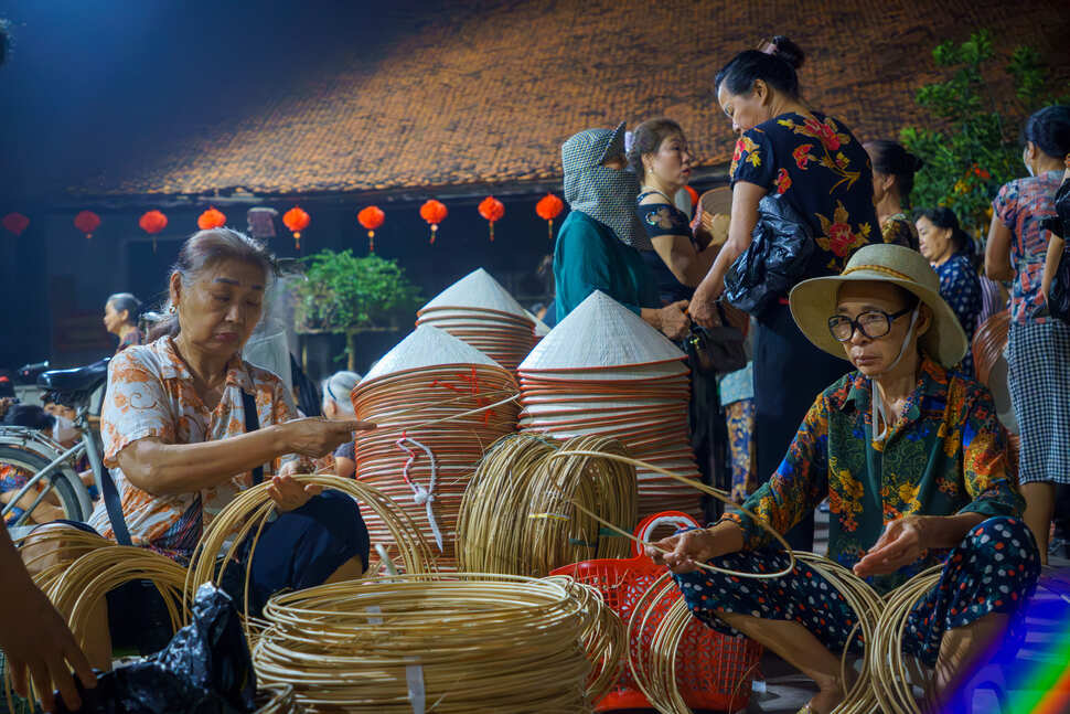 Chỉ họp vào các ngày 4, 10, 14, 20, 24 và 30 âm lịch, chợ nón làng Chuông luôn tấp nập từ lúc trời chưa sáng. Ảnh: Bạch Dương