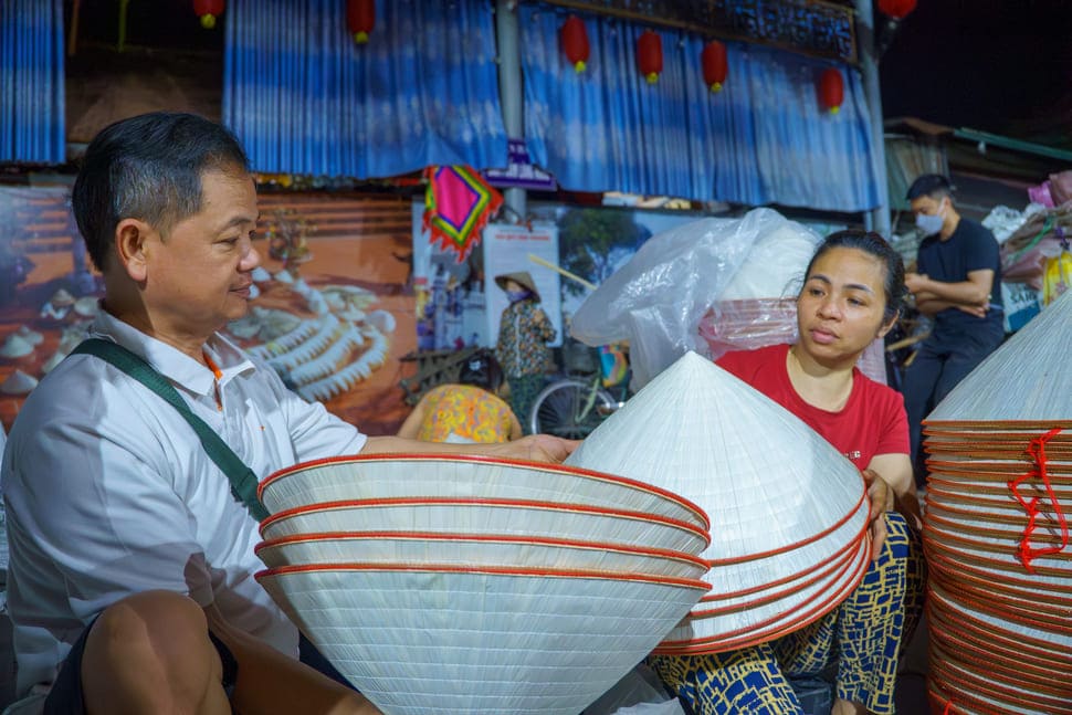 Theo nghệ nhân Lê Văn Tuy, chiếc nón không đơn thuần là vật dụng che nắng mưa, hay mang lại nguồn thu nhập cho người dân mà còn là tinh hoa được kết tinh từ đôi bàn tay chai sạn và lòng kiên trì của người dân làng Chuông qua bao thế hệ. Ảnh: Nguyễn Thuý