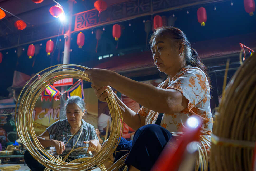Các vòng tre được những người dân làng Chuống vót mỏng, uốn tròn để định hình dáng nón. Ảnh: Nguyễn Thuý
