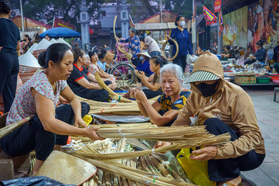 Việc mua bán, trao đổi nguyên liệu được diễn ra trực tiếp giữa những người dân trong làng, hình thành chuỗi cung ứng trong làng nghề truyền thống. Ảnh: Nguyễn Thuý