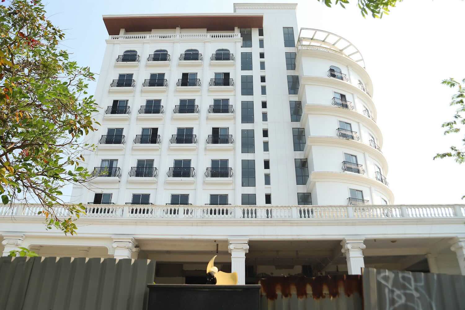 Inspectors point out a series of violations at the Hue Provincial Party Committee Guesthouse project. Photo: Phuc Dat.