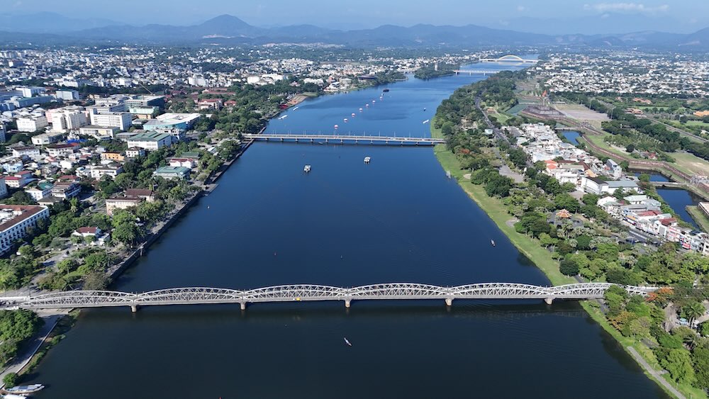 Current status of Truong Tien bridge before the major repair. Photo: Nguyen Luan