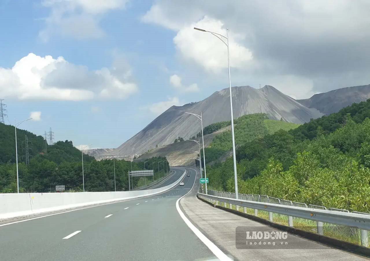 Một bãi thải mỏ của TKV nằm gần cao tốc Hạ Long - Vân Đồn. Ảnh: Nguyễn Hùng
