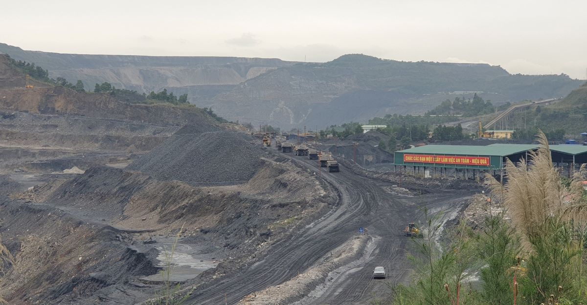 The reserves of soil and rock waste from the coal mining process of TKV's companies are very large and of sufficient quality to be used as raw materials for leveling ground for projects and works. Photo: Nguyen Hung